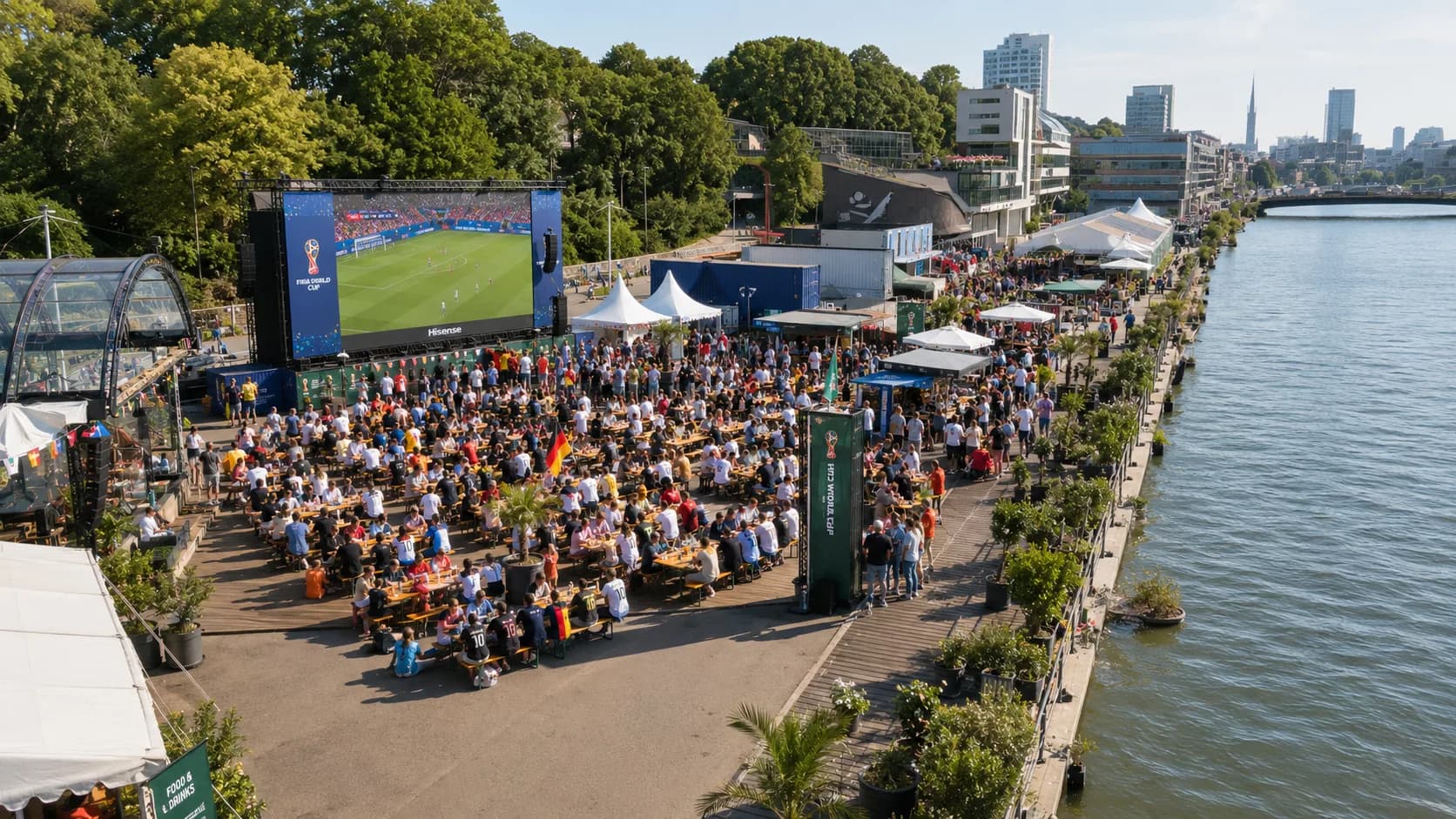 Public Viewing Hamburg an der Elbpromenade bei Tageslicht mit großer Leinwand und Blick auf die Elbe