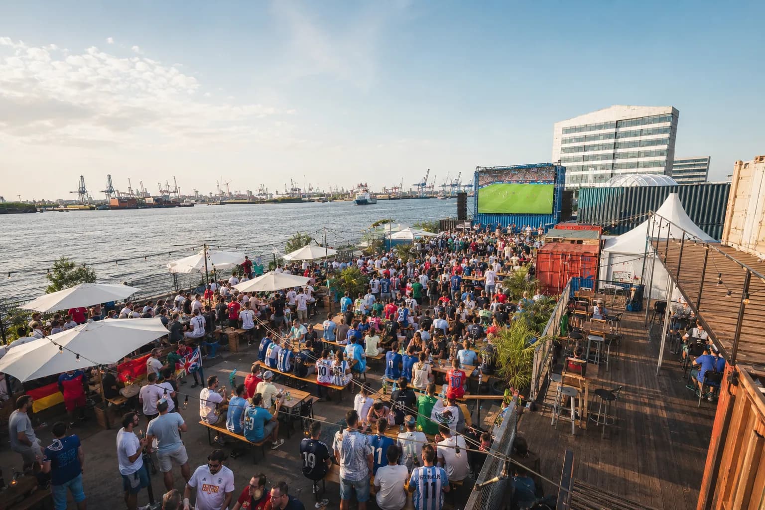 Tagesansicht der Public-Viewing-Fläche in Hamburg-Altona mit Hafenblick, Tischen und Leinwand
